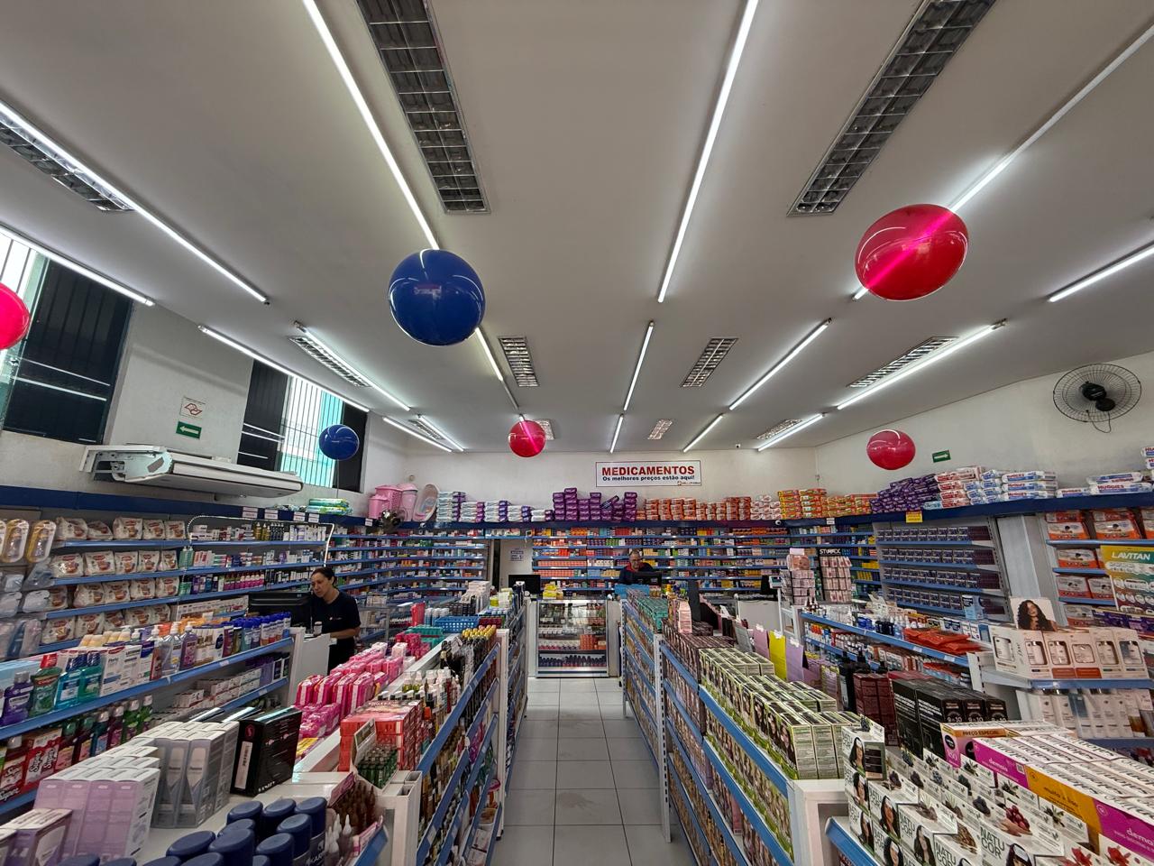 Balcão da farmácia com produtos
