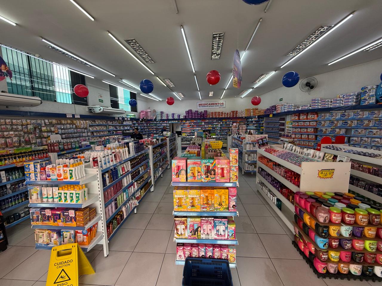Corredor de produtos da farmácia